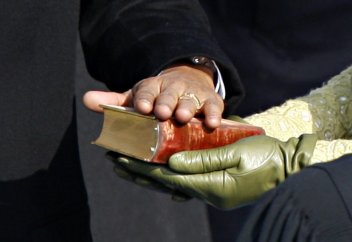 Өзге елдің президенті көрші елде ант беруге мәжбүр болды