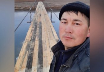 Қарапайым мұғалім ауылына көпір салып берген