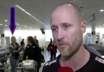 Телехабарды түсіру кезінде кадрдағы әйел кенеттен жоқ болып кетті (ВИДЕО)