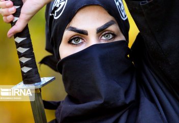 Ниндзя среди девушек в Иране (фото)
