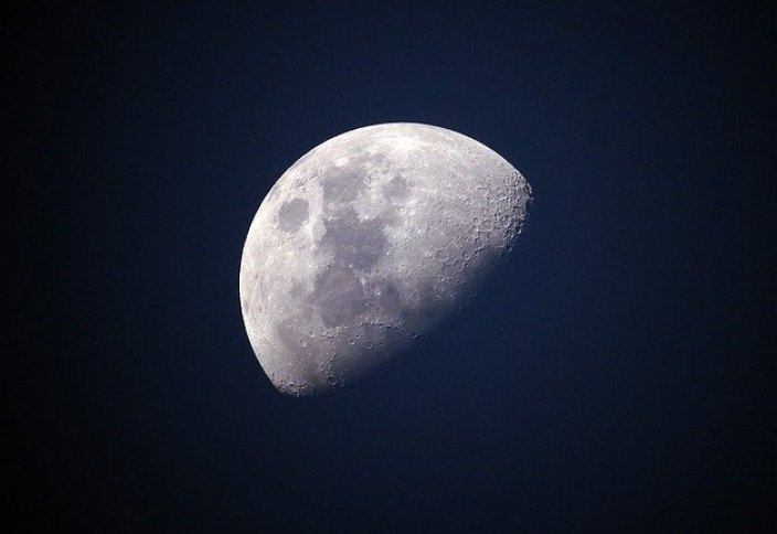 Разные: В сети опубликовали видео «осетровой» Луны взошедшей над Землей (видео)