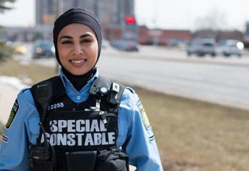 Первый конвоир заключенных в хиджабе