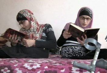 Белгілі сиам егізі Құраннан дәріс беруді армандап өтті