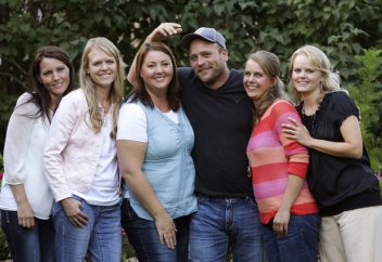 Как один мужчина смог завести пять жен и 25 детей и при этом сохранить любовь в семье?