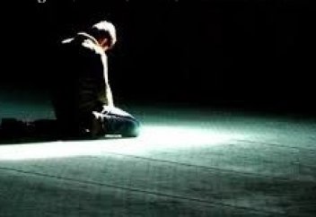 Намаз оқу барысында, сүрелерді Құранға қарап оқуға бола ма?