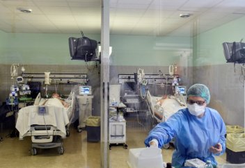 Реаниматолог назвал симптомы, при которых обязательно нужно вызвать скорую. Дети заразны коронавирусом дольше взрослых - Роспотребнадзор