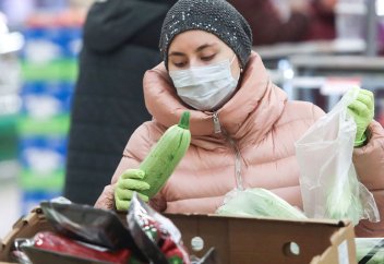 Как не принести COVID-19 домой вместе с покупками? Ученые выяснили, способен ли коронавирус передаваться при разговоре