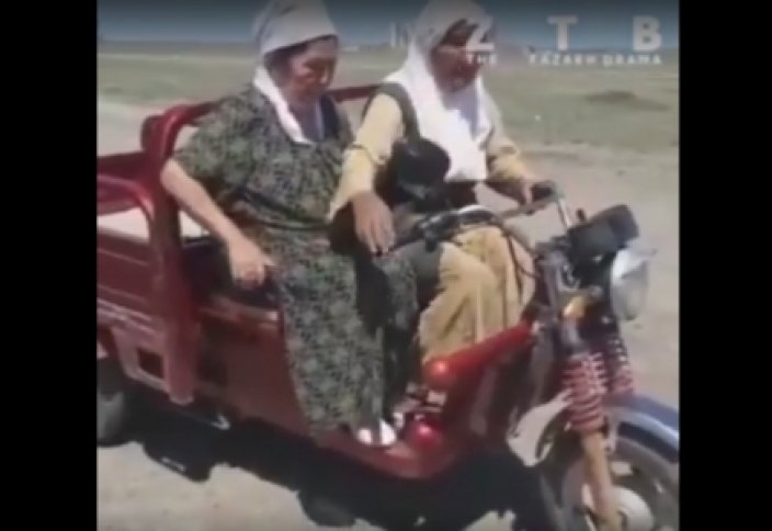 Мотоциклдің құлағында ойнайтын қазақтың қажы әжесі (видео)