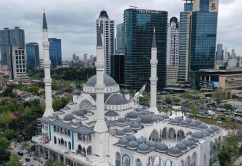 Үш жарым мыңға тарта мешіті бар әлемдегі ірі мегаполистердің бірінде мұсылмандардың тағы бір құлшылық үйі ашылды (видео)