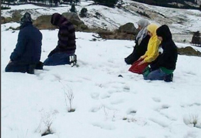 Фото, совершающих намаз, стали популярны в Instagram