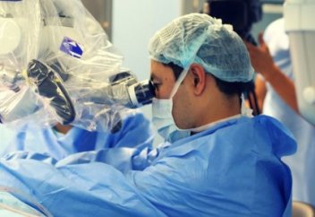 По нервному полю: Как в Президентской клинике удаляют опухоли в головном мозге