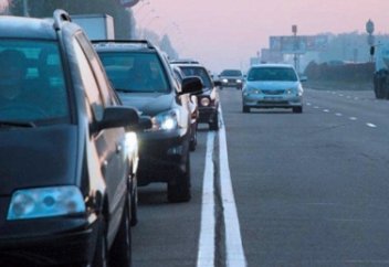 Жолдың қарсы жолағына шығып кеткендерді жүргізуші куәлігінен айыру жазасы енгізіледі