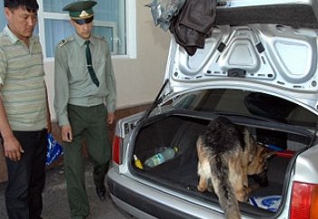 Өзбек кеденшілері шекарада қатаң режимге көшеді