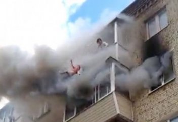 Ата-анасы өрттен құтқару үшін балаларын бесінші қабаттан лақтыруға мәжбүр болды (видео)