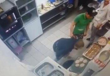 Павлодар дәмханаларының бірінде аспаз котлеттерге түкірген (ВИДЕО)