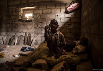 Мына балалар қасиетті Құранды қандай жағдайда оқып-үйреніп жатыр? (Фоторепортаж)