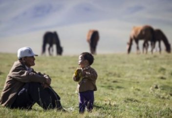 Бала қашан отыра алуы керек, қашан еңбектейді және тілі қашан шығуы тиіс? Маманмен сұхбат