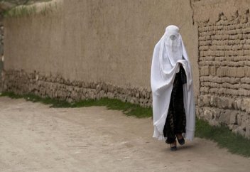 Талибы приказали женщинам носить паранджу для доступа в больницы, сообщает благотворительная организация