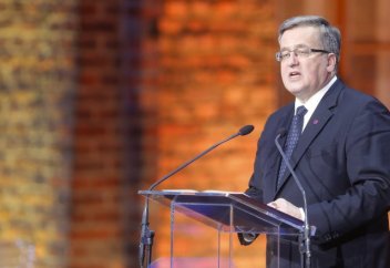 Тілшінің аузын скотчпен жапты