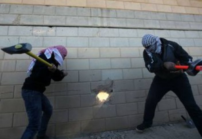 Начало падения палестинской стены