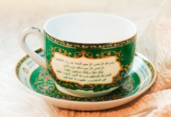 Аяты Корана на посуде, продуктах и одежде