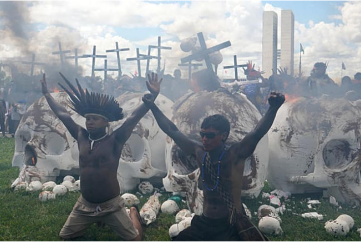 Тысячи коренных народов маршируют в Бразилии за права на землю