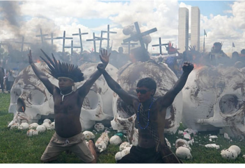 Тысячи коренных народов маршируют в Бразилии за права на землю