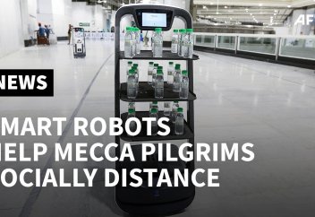 Разные: Из-за пандемии в Мекке священную воду начали раздавать роботы