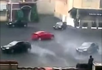 Ойпырмай мыналарды қарашы! Көлікті қалай шиіреді, ә!