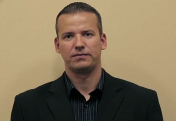 Екі мұсылман ғана тұратын елді-мекенде азан шақыруға және шариғат шәлісін жамылуға тыйым салды