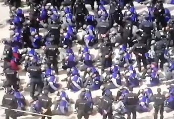 Қытайдағы ұйғырларға арналған концлагердегі жаға ұстатарлық көрініс (видео)