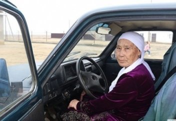 Қазақ әжей 70 жасқа келсе де әлі күнге дейін көлік жүргізіп жүр (фото, видео)