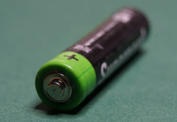 Разжигаем костер с помощью батарейки