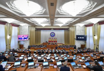 Запрет на передачу банковских карт и E-кошельков третьим лицам поддержал парламент Кыргызстана