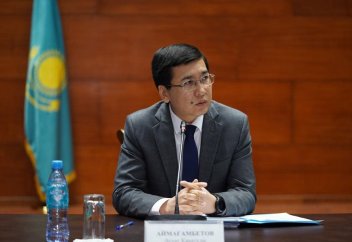 Казахстанский депутат предлагает наказывать имамов за регистрацию брака в мечетях