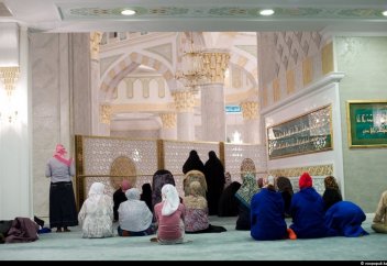 Является ли действительным намаз той женщины, которая присоединилась к имаму с опозданием?