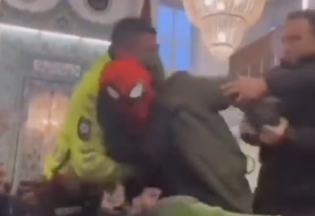 В турецкой мечети задержали человека-паука  (видео)
