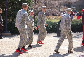 АҚШ әскерилері әйелдердің жанын түсіну үшін биік өкшемен сапта жүрді (фото)