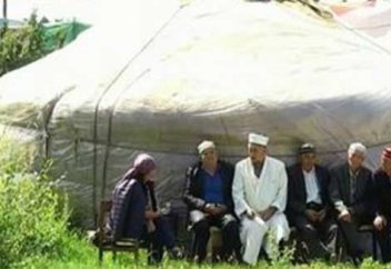 Мешіті өртеніп кеткен бурабайлық жамағат далада намаз оқып жүр