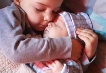 3 жастағы бала інісін өлердей жақсы көреді (видео)