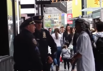 Два мусульманина зачитали Коран случайным прохожим – чем это обернулось? (ВИДЕО)