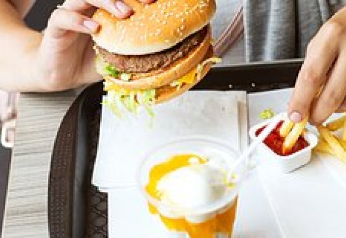 Ким Чен Ын запретил гамбургеры и мороженое