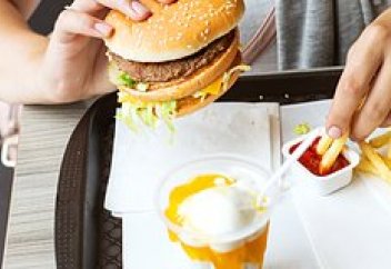 Ким Чен Ын запретил гамбургеры и мороженое