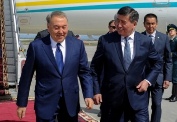 Жээнбеков Назарбаевпен қатынасының қалай өрбитінін айтты