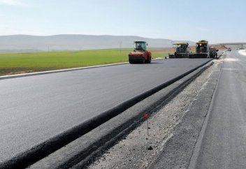 В Голландии создали самовосстанавливающийся асфальт, способный заряжать электромобили (видео)