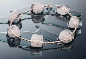 Саудийка создала украшение из самого ценного вещества в мире