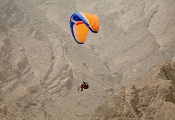 6 занятий для туриста в Омане: от плавания с китовыми акулами до парапланеризма