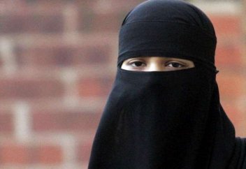 Ханафи мәзхабында «паранжа» мен «ниқаб» кию міндет емес. Оған Ханафи ғалымдарының мына сөздері дәлел