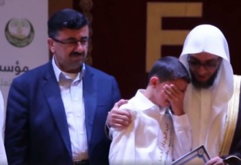 Разное: Сирийский подросток потерял отца за день до победы в конкурсе чтецов Корана (Видео)