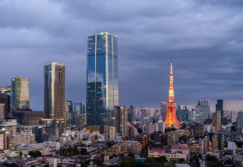 Сейсмикалық қауіпті қалада жер қозғалса «қозғалмайтын» зәулім ғимарат бой көтерді (фото)